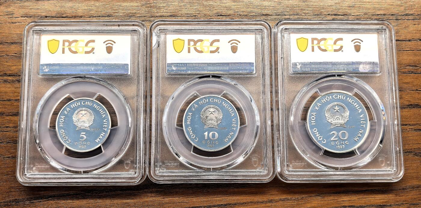 凡希社世界钱币微拍第三百十六期 荐！现代PS精品-1989越南胡志明百年诞辰银币三枚套PCGS-PF66/67/68DCAM，凤凰涅槃/独柱寺建筑/胡志明像，列宁格勒厂代铸，工艺精湛，体现越南传统文化元素的精美设计。币面局部有轻微氧化，会清洗必获高分，但这种原油光状态更为难得，价值洼地，值得考虑入藏的一套精品。
