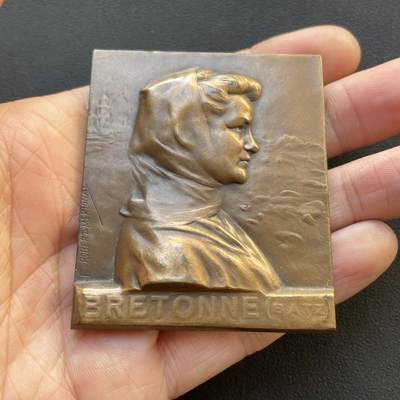 「木头集藏」章牌专场-第65场 - Ernesta.ROBERT.MERIGNAC～法国地方女性头饰系列 布列塔尼妇女 铜章，尺寸：64×54 mm，138.2 g，高浮雕刻画，该系列共有16款作品，品相不错。