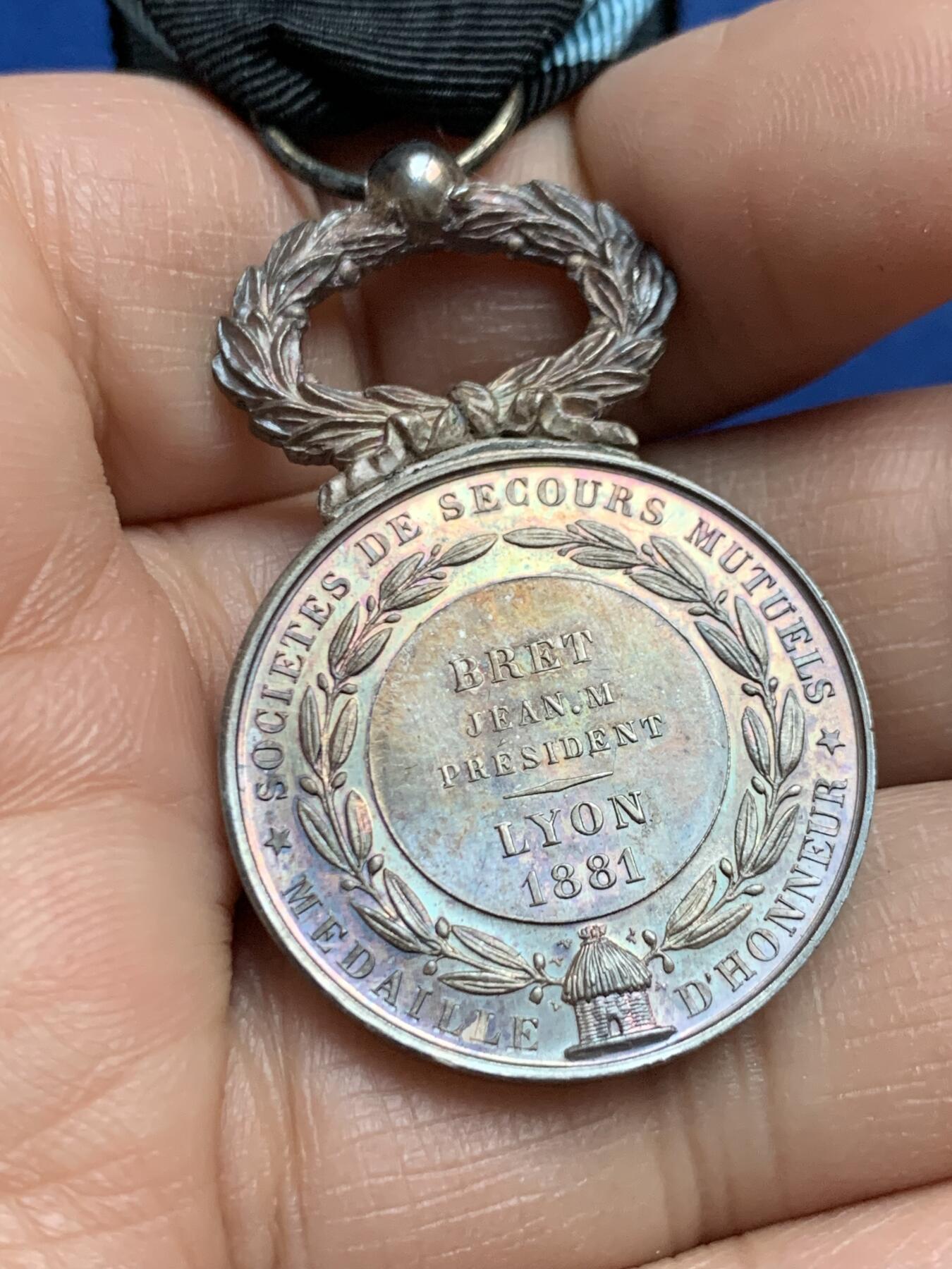 《竞宝斋》第453场 周日，周一 2场连拍 （全场包邮，欢迎送拍） 法兰西互助协会银质荣誉奖章 保存极好 总重约17.4克 丰饶角银标 带原盒