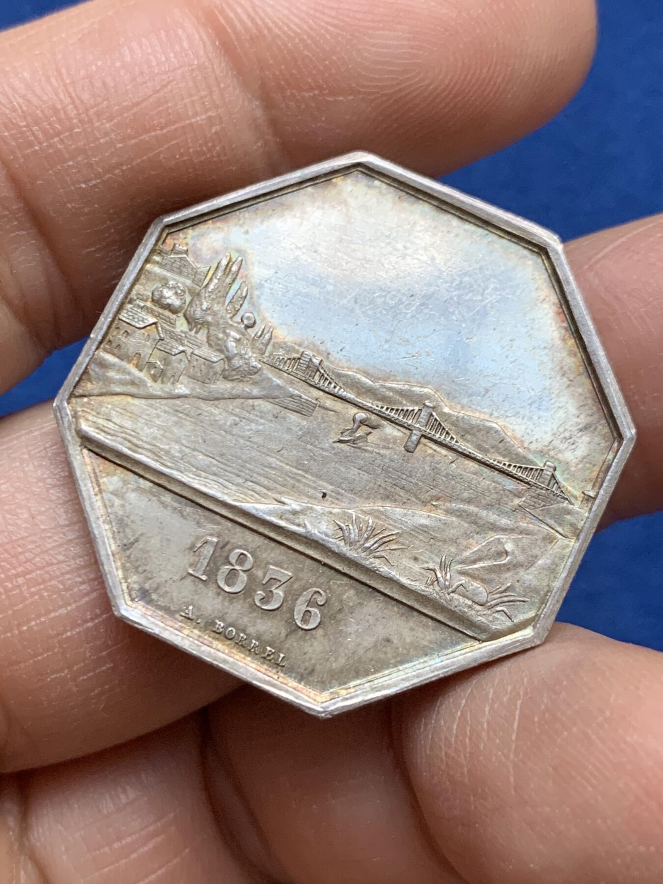 《竞宝斋》第453场 周日，周一 2场连拍 （全场包邮，欢迎送拍） 法国博雷德艾因桥风景八角银质代币，31.5MM，15克，丰饶角+argent边铭，此八角就像一幅美丽的画卷