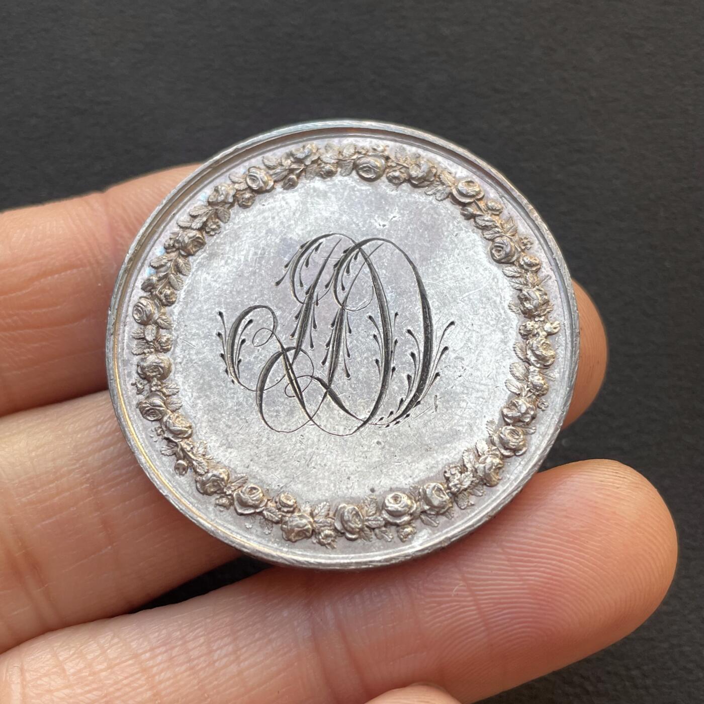 「木头集藏」章牌专场-第65场 1822年法国婚礼纪念银章，直径：36 mm，22.6 g，1832年前无边铭版本，早期高浮雕，很精致。刻字已204年！