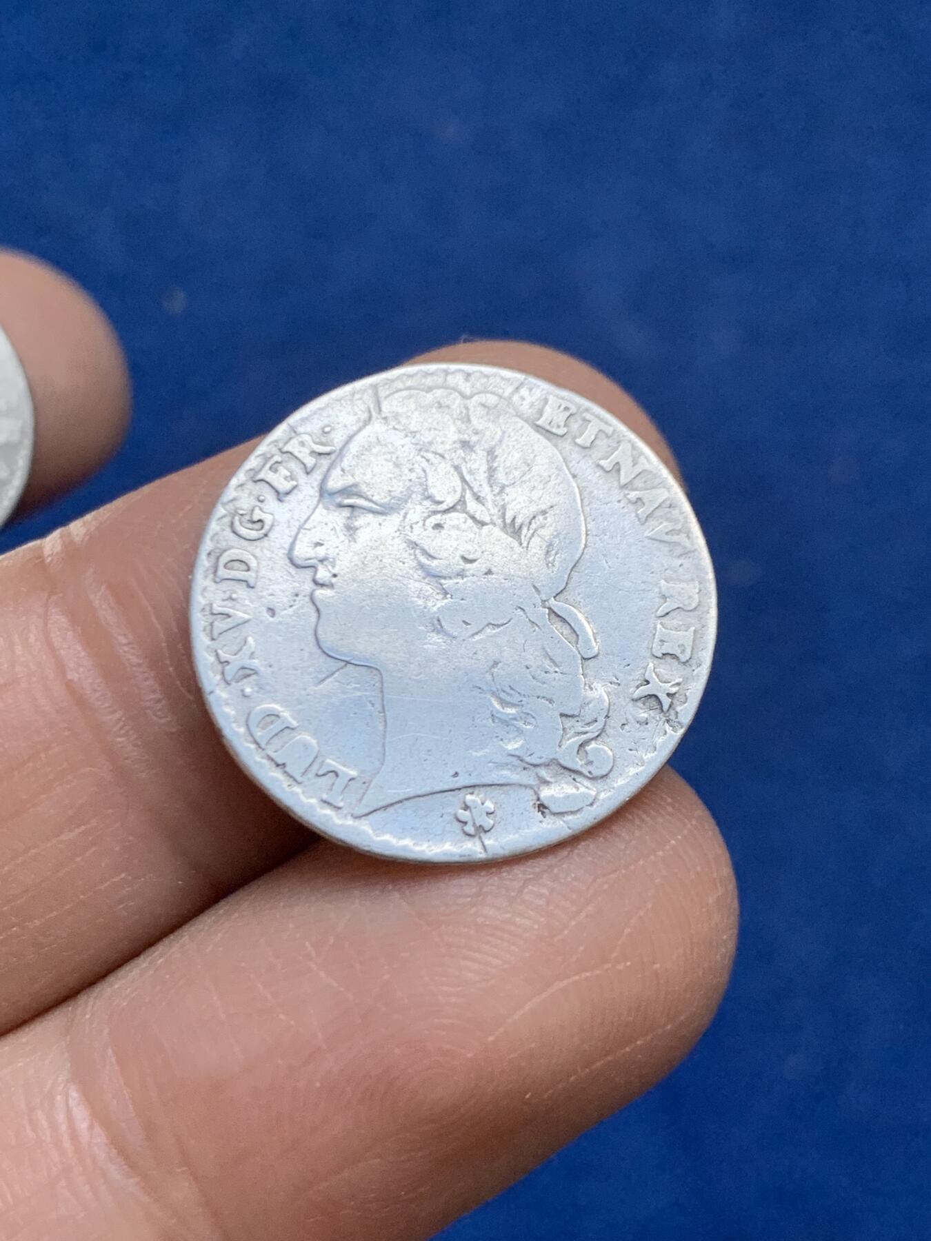 《竞宝斋》第453场 周日，周一 2场连拍 （全场包邮，欢迎送拍） 两枚一组 法国路易十四和路易十五小银币 总重约3.85克