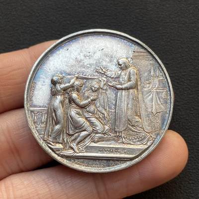 「木头集藏」章牌专场-第65场 - 1823年法国婚礼纪念银章，直径：41 mm，31.5g，1832年前无边铭版本，高浮雕刻画细致。