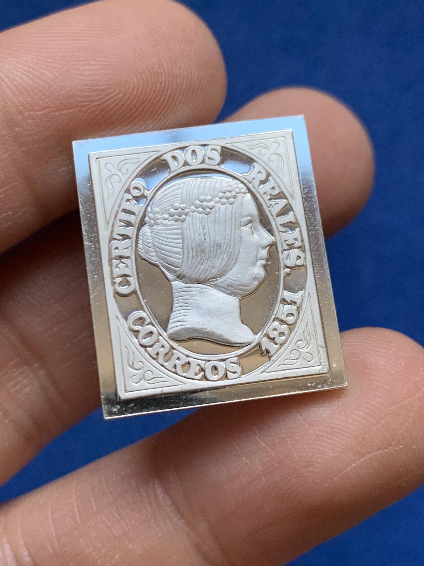 《竞宝斋》第453场 周日，周一 2场连拍 （全场包邮，欢迎送拍） 西班牙1851年猪头妹纯银邮票2雷亚尔方型复古银章 8.5克 925银