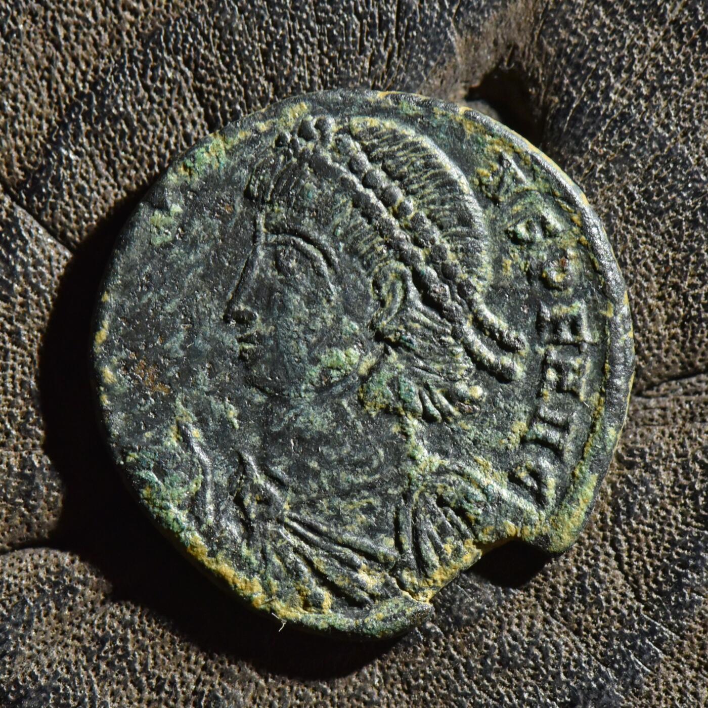 【良泉】第45期【直播场】1月15日晚19.30点开拍！ 208组，西方古代钱币、丝路古珠杂项专场 【少见】【百分币】公元348-351年【古罗马】君士坦提乌斯二世“罗马士兵安置戴自由帽的蛮族”3.04克