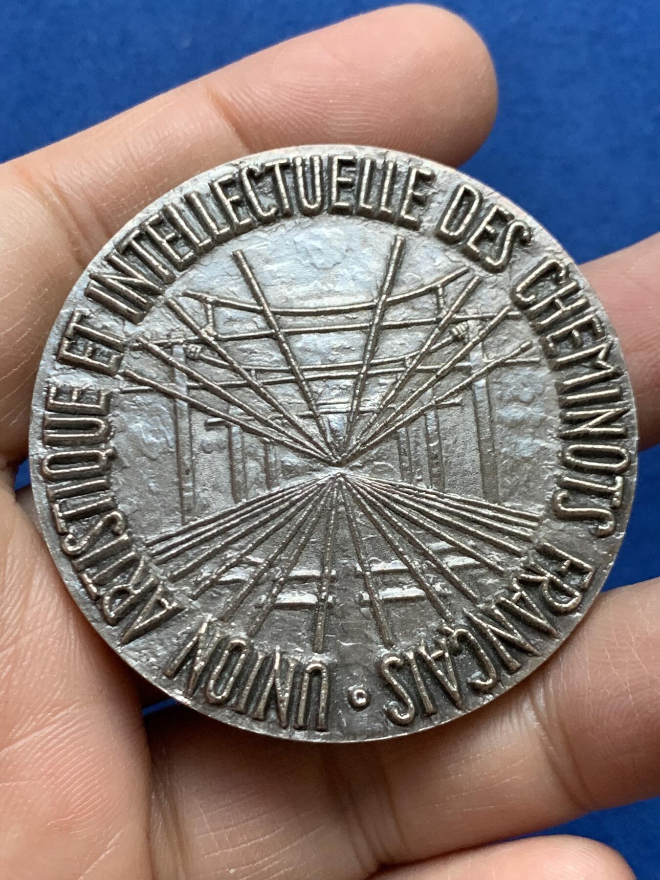 《竞宝斋》第453场 周日，周一 2场连拍 （全场包邮，欢迎送拍） 法国铁路员工文艺与知识分子联合会镀银铜章 1980 丰饶角铜标 82.75克 49.6mm 带盒