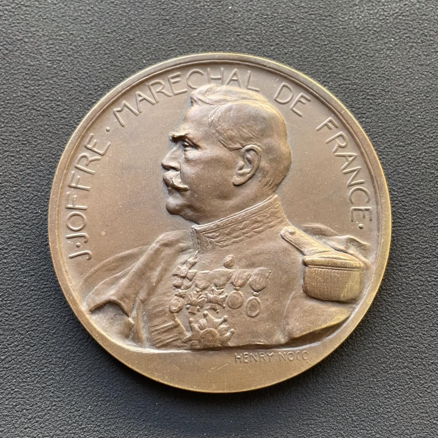 「木头集藏」章牌专场-第65场 H.Nocq～1914年法国元帅 约瑟夫·霞飞（Joseph Joffre）马恩河战役纪念大铜章，直径：68 mm，140g，法语铭文是霞飞1914年9月6日的军令核心，大意为“当关乎国家存亡的战役打响，所有力量必须用于进攻和击退敌人；无法前进的部队需誓死守住阵地，宁死不退，任何退缩都不可容忍”。
