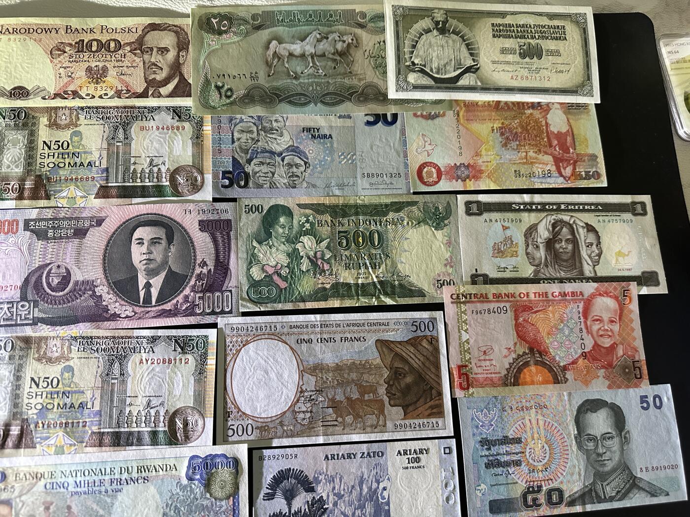 《外钞收藏家》第五百九十八期（2026年新年第一场）（本平台长期征集拍品、欢迎藏友们联系合作） 波兰、老挝、新加坡等纸币一起 几十张一起 大部份全新 有几张非全新