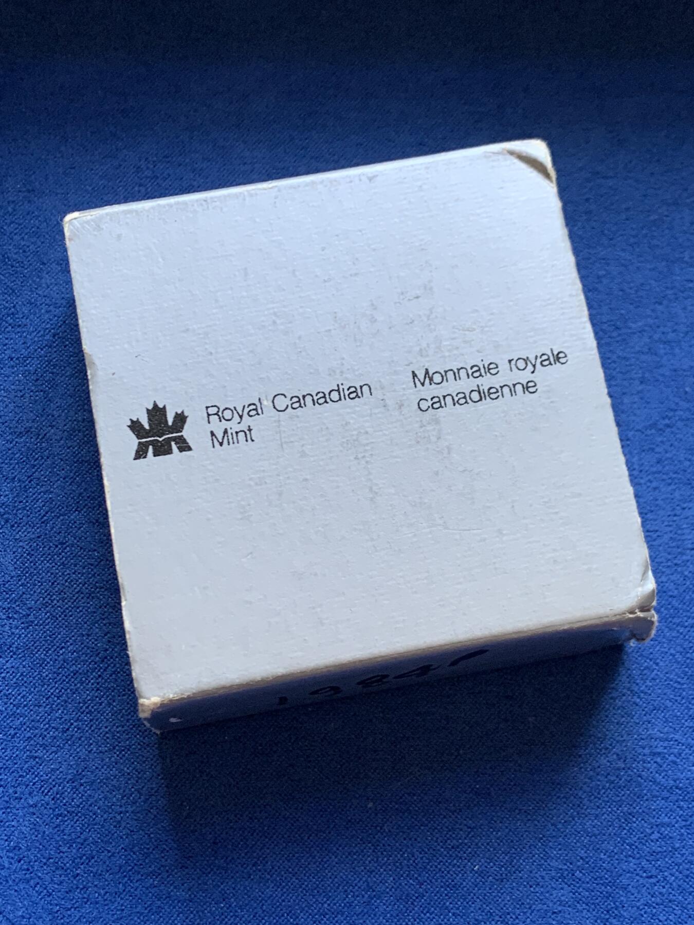 《竞宝斋》第453场 周日，周一 2场连拍 （全场包邮，欢迎送拍） 加拿大1984年多伦多市成立100周年纪念银币，直径36mm ，重23.3g 。正面为伊丽莎白二世女王年轻时右向胸像，背面为水面划船的印第安人背景为多伦多轮廓。原盒，类精制银币，状态极佳。