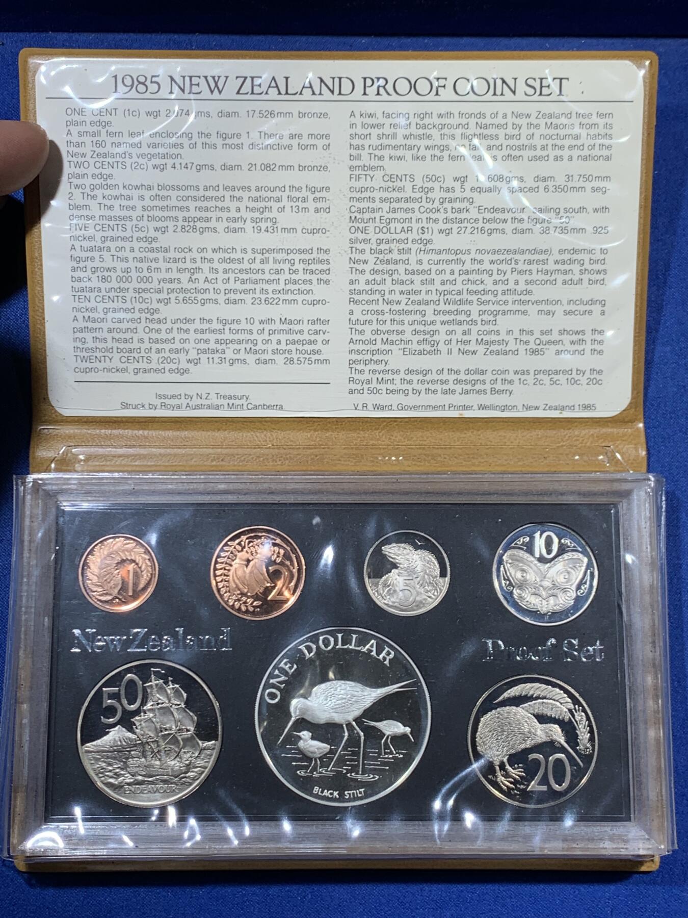 《竞宝斋》第453场 周日，周一 2场连拍 （全场包邮，欢迎送拍） 新西兰1985年官方精制套币 含1元精制银币 27.2克 925银