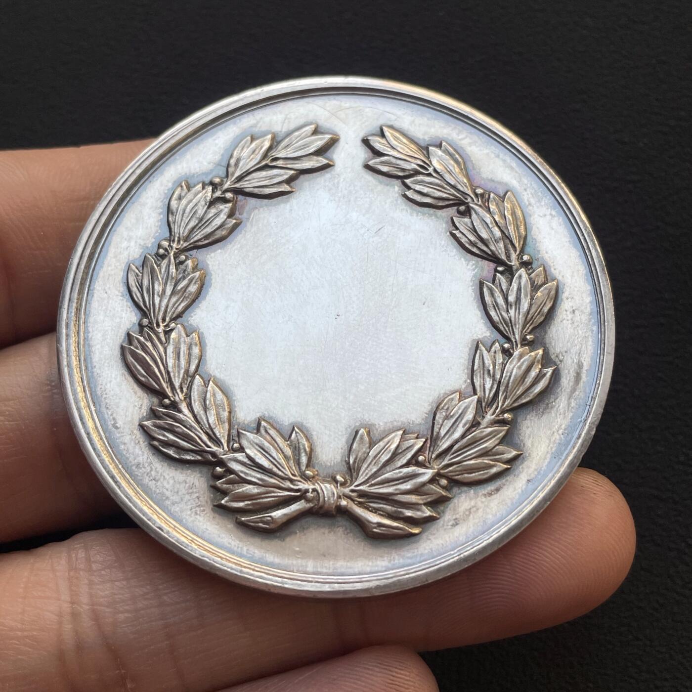 「木头集藏」章牌专场-第65场 法国里昂射击协会银奖章，直径：50.8 mm，60.2g，边铭：丰饶角 ARGENT，正面刻画里昂城市盾徽，品相很不错！