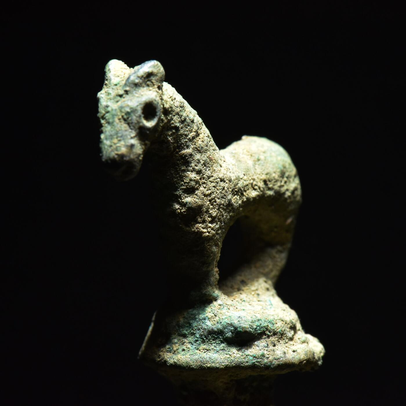 【良泉】第45期【直播场】1月15日晚19.30点开拍！ 208组，西方古代钱币、丝路古珠杂项专场 公元前一千纪【巴克特里亚-马尔基亚纳】青铜眼线壶，壶盖饰有马形