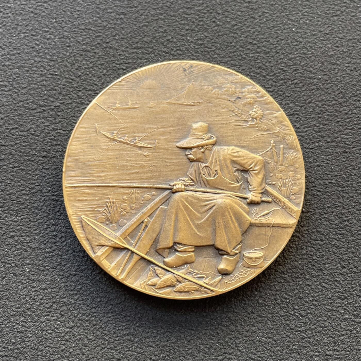 「木头集藏」章牌专场-第65场 法国钓鱼协会铜章，直径：41 mm，33.8 g，边铭：三角厂铭 BRONZE，少见钓鱼题材，品相不错。