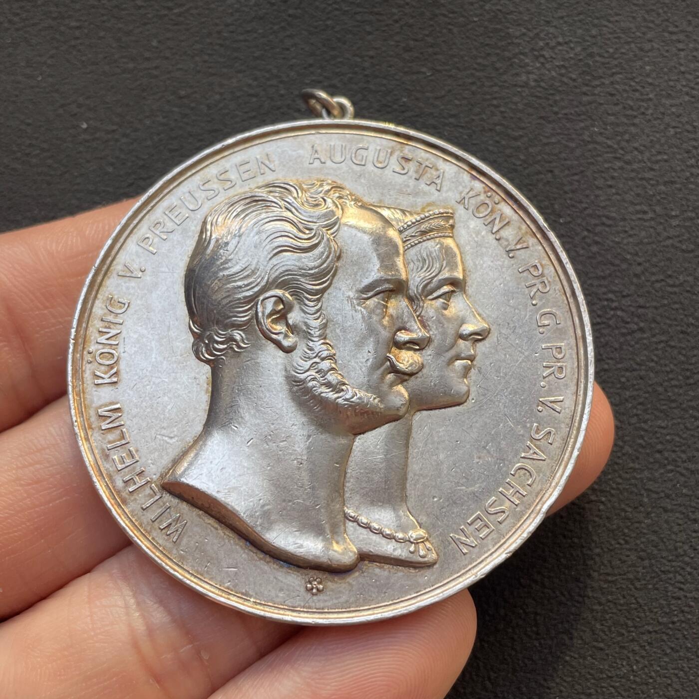 「木头集藏」章牌专场-第65场 1918年普鲁士波茨坦条顿尼亚学生社团为成员银婚纪念银章，直径：51 mm，58.8 g，正面刻画普鲁士国王威廉一世与王后奥古斯塔的双人肖像