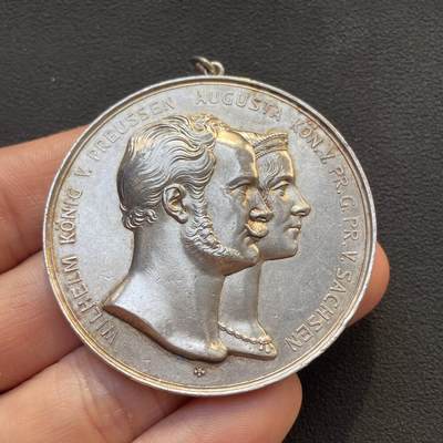 「木头集藏」章牌专场-第65场 - 1918年普鲁士波茨坦条顿尼亚学生社团为成员银婚纪念银章，直径：51 mm，58.8 g，正面刻画普鲁士国王威廉一世与王后奥古斯塔的双人肖像