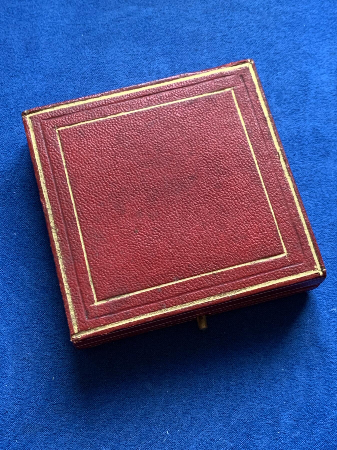 《竞宝斋》第453场 周日，周一 2场连拍 （全场包邮，欢迎送拍） 1864年法国罗讷省职业教育协会纪念镀金大银章 63.6克 50.5mm 丰饶角银 盒装