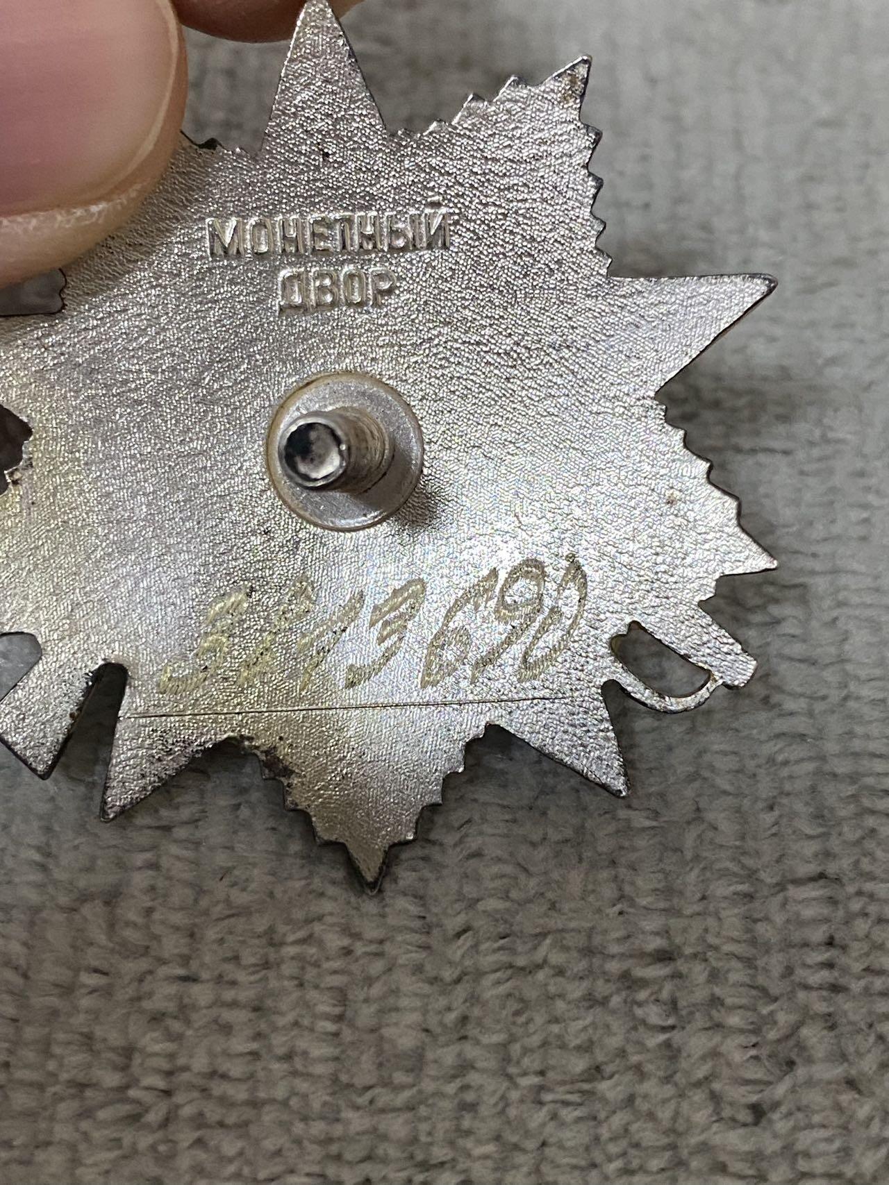 苏联勋章奖章1月5日晚上九点结束在麦稀奇 找不到的加我qq或者微信都是184277308备注苏章拍卖。最好加微信群每次都会通知还有提前可以一口价的 最近会持续拍卖一些东西。