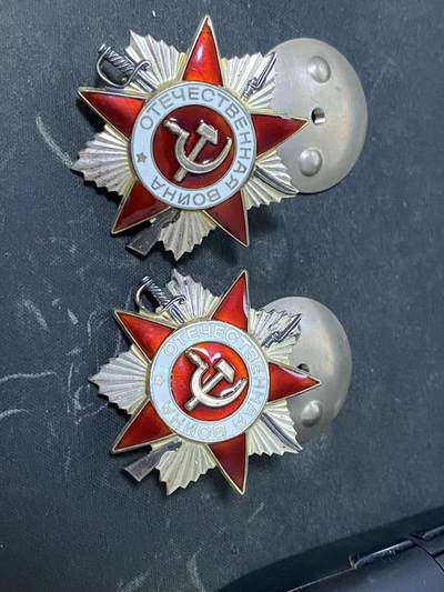 苏联勋章奖章1月5日晚上九点结束在麦稀奇 找不到的加我qq或者微信都是184277308备注苏章拍卖。最好加微信群每次都会通知还有提前可以一口价的 最近会持续拍卖一些东西。 - 苏联85版二级为国勋章两个连号 珐琅好品 无磕碰 镀层也可以 6382378 6382377 都是非常后期带下划线的版本 相对比较少