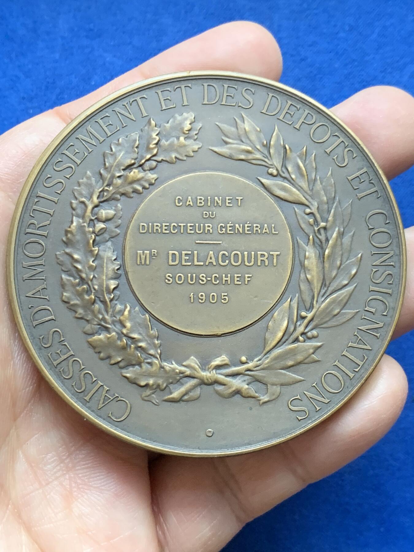 《竞宝斋》第453场 周日，周一 2场连拍 （全场包邮，欢迎送拍） 1905年法国存款与信托投资局纪念大铜章 137.2克 68.2mm 丰饶角铜标 少见