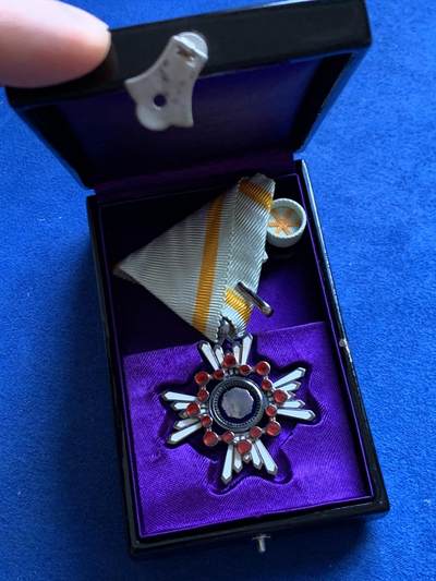 《竞宝斋》第453场 周日，周一 2场连拍 （全场包邮，欢迎送拍） - 日本新六等瑞宝章 银制 总重20克 保存得很好 美品大漆原盒 细节见图