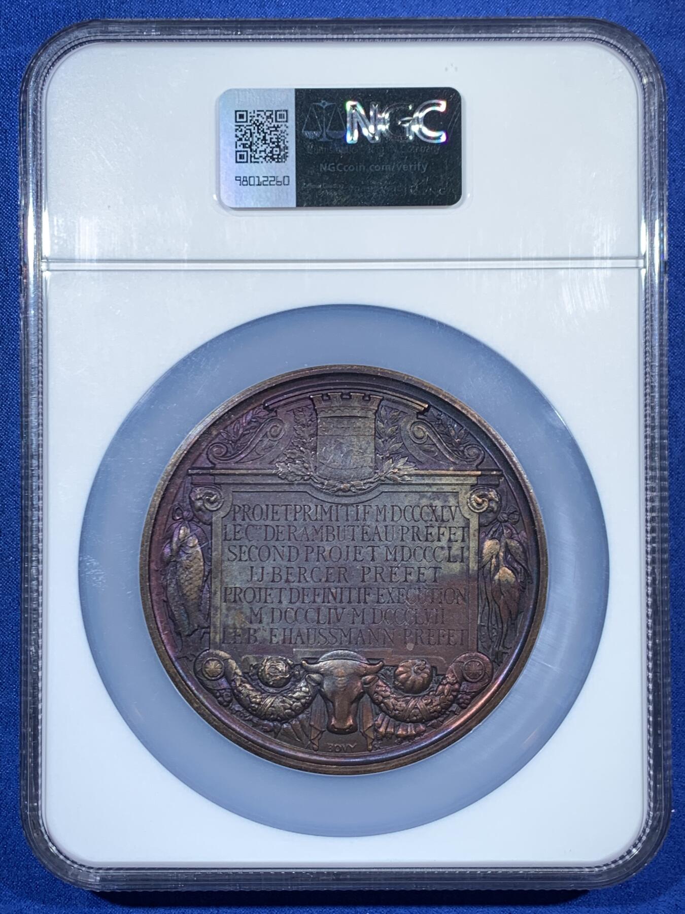 《竞宝斋》第453场 周日，周一 2场连拍 （全场包邮，欢迎送拍） NGC MS62BN 法国巴黎中央市场奠基仪式纪念章。巴黎中央市场由拿破仑三世推动建设，于1857年奠基，1866年完工。设计者维克多·巴尔塔德是法国著名建筑师，他设计的中央市场被誉为“巴黎的肚腹”。加大加厚盒