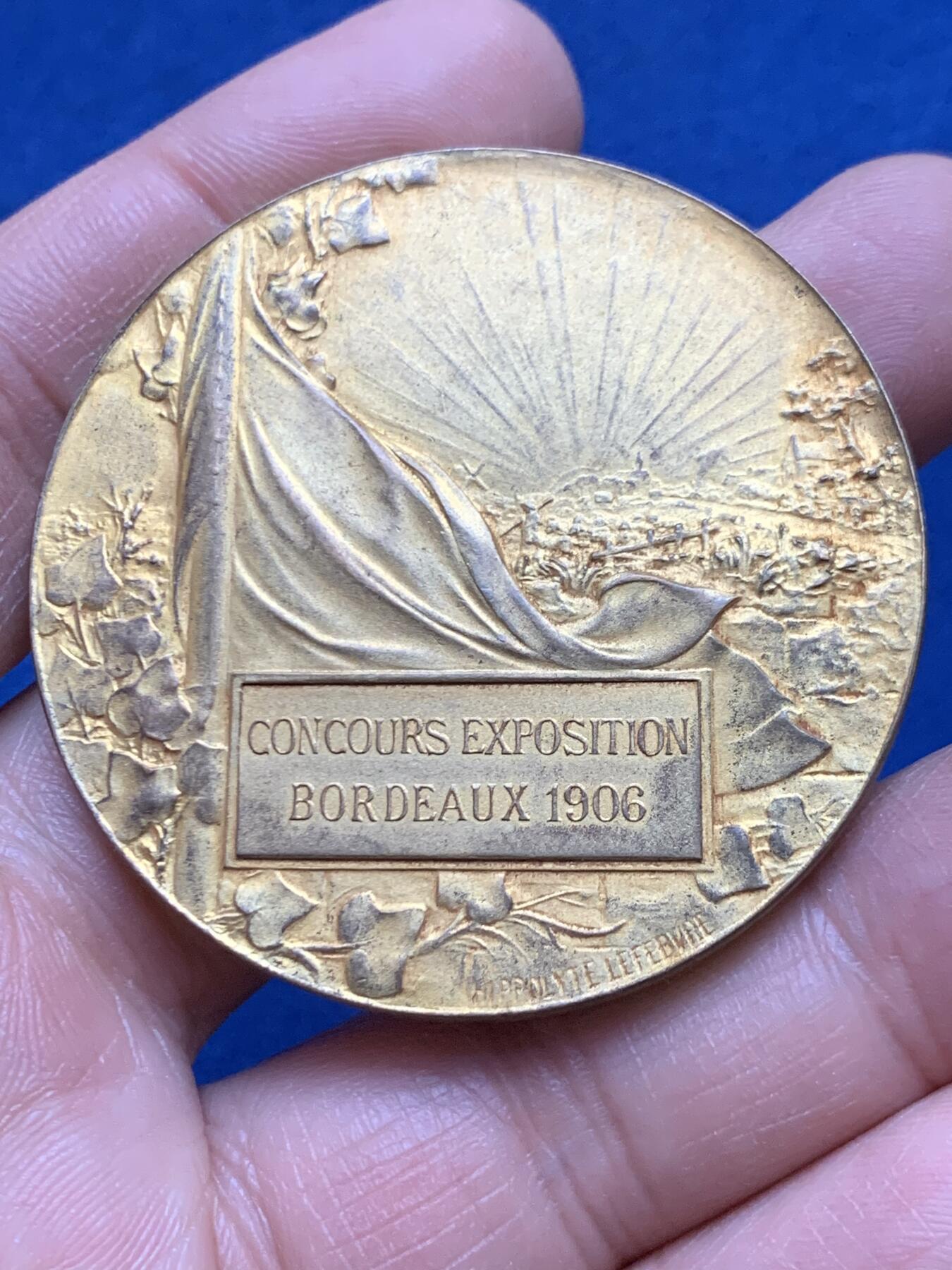 《竞宝斋》第453场 周日，周一 2场连拍 （全场包邮，欢迎送拍） 波尔多1906年竞赛展览会镀金铜章 48.65克 49.5mm 三角铜标