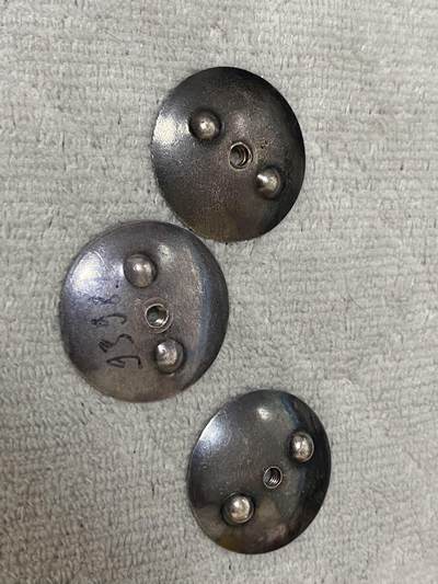 苏联勋章奖章1月5日晚上九点结束在麦稀奇 找不到的加我qq或者微信都是184277308备注苏章拍卖。最好加微信群每次都会通知还有提前可以一口价的 最近会持续拍卖一些东西。 - 苏联勋章早期的银质后盖三个 可以配早期的章