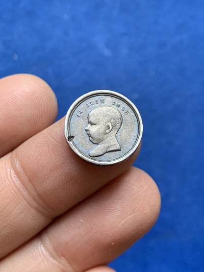 《竞宝斋》第453场 周日，周一 2场连拍 （全场包邮，欢迎送拍） - 法国1856年拿破仑四世洗礼纪念银章，正面拿破仑四世，背面拿破仑三世夫妇头像，15.2mm，1.95克，边缘有打磨痕迹，细节见图。