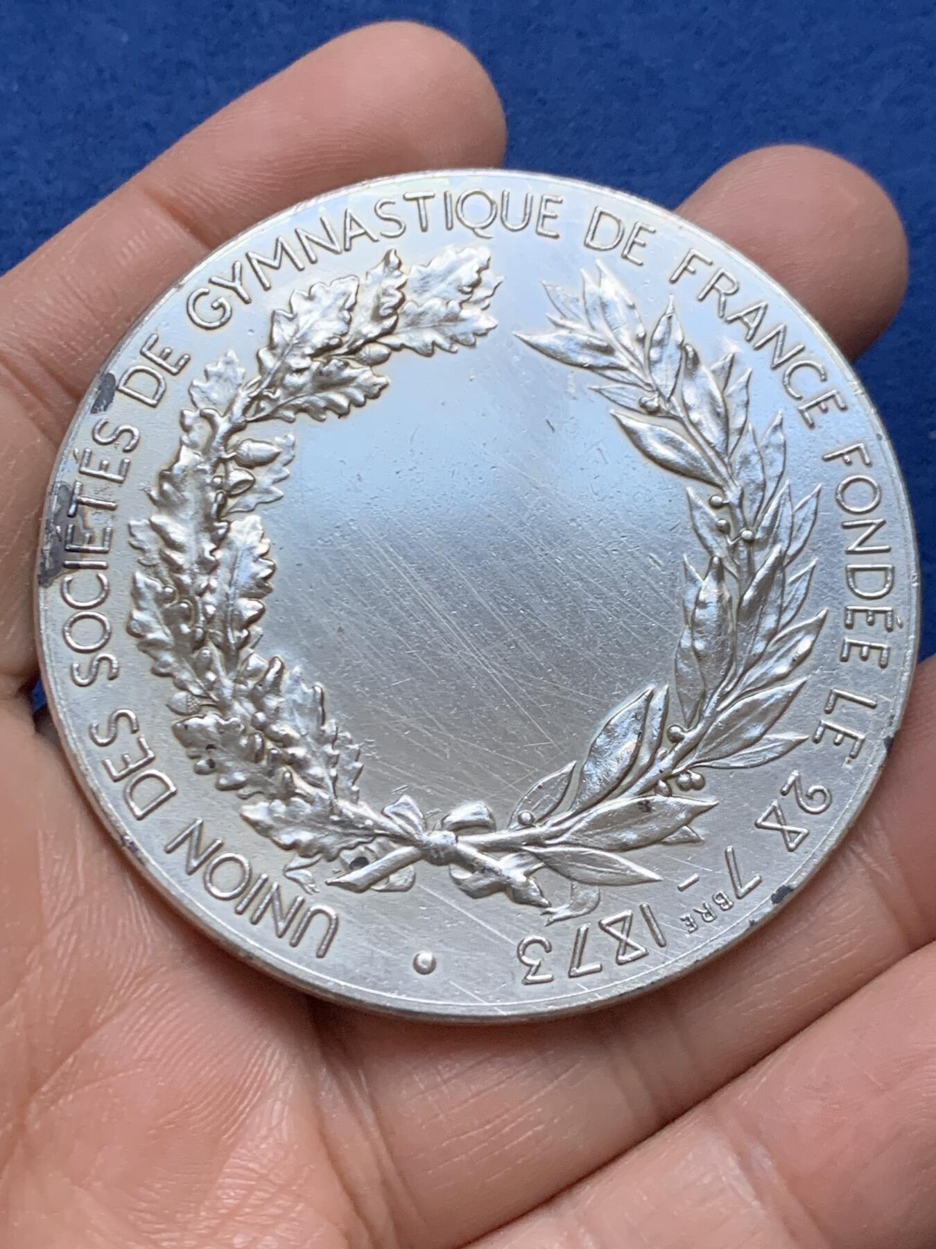 《竞宝斋》第453场 周日，周一 2场连拍 （全场包邮，欢迎送拍） 名家名作 法国体操协会联合会纪念大银章 81.55克 58.4mm 丰饶角银标