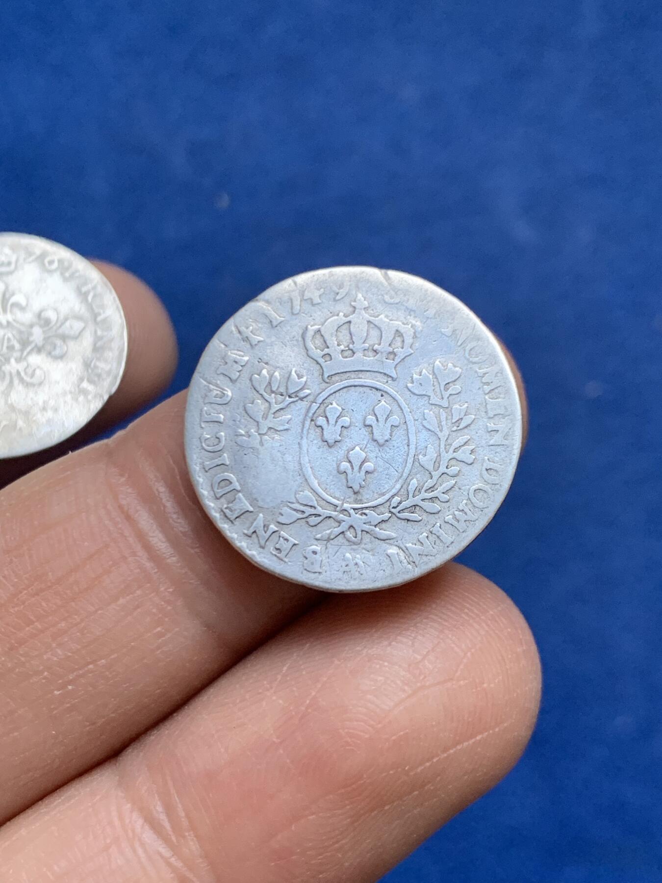 《竞宝斋》第453场 周日，周一 2场连拍 （全场包邮，欢迎送拍） 两枚一组 法国路易十四和路易十五小银币 总重约3.85克