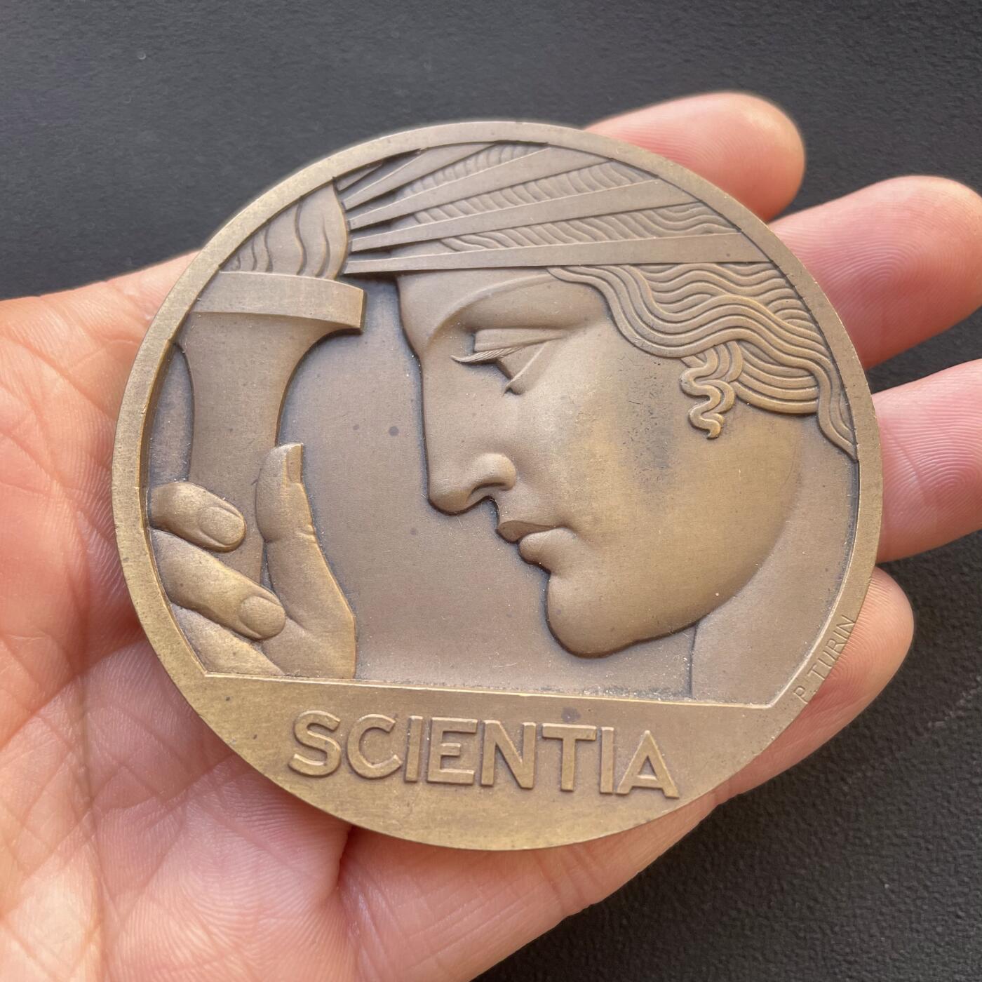 「木头集藏」章牌专场-第65场 法国公开学术院建校四百周年纪念大铜章，直径：67.4 mm，142.7 g，边铭：丰饶角 BRONZE，装饰风格，少见铜章，品相很不错。法兰西公学院由法国国王弗朗索瓦一世于1530年下令创立，是法国最古老的高等学术研究机构。