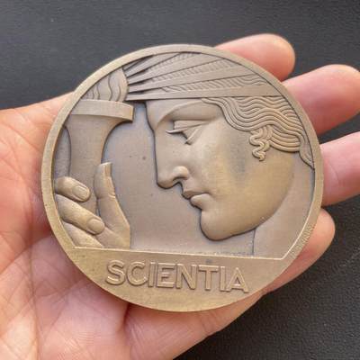 「木头集藏」章牌专场-第65场 - 法国公开学术院建校四百周年纪念大铜章，直径：67.4 mm，142.7 g，边铭：丰饶角 BRONZE，装饰风格，少见铜章，品相很不错。法兰西公学院由法国国王弗朗索瓦一世于1530年下令创立，是法国最古老的高等学术研究机构。