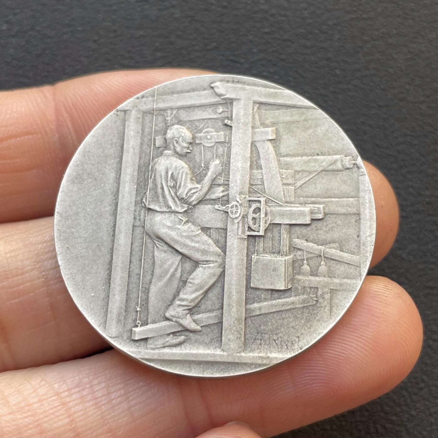 「木头集藏」章牌专场-第65场 1909年法国纺织协会银奖章，直径：36 mm，21.2 g，边铭：丰饶角 1ARGENT，品相很不错！