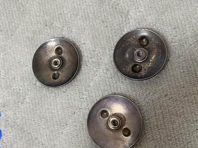 苏联勋章奖章1月5日晚上九点结束在麦稀奇 找不到的加我qq或者微信都是184277308备注苏章拍卖。最好加微信群每次都会通知还有提前可以一口价的 最近会持续拍卖一些东西。 苏联勋章早期的银质后盖三个 可以配早期的章