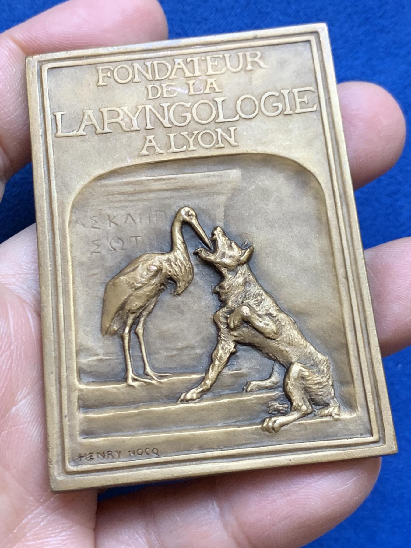 《竞宝斋》第453场 周日，周一 2场连拍 （全场包邮，欢迎送拍） 法国里昂医学界重要人物喉科奠基人之一让·加雷尔方型纪念大铜章 86.75克 48.5*68mm 三角铜标