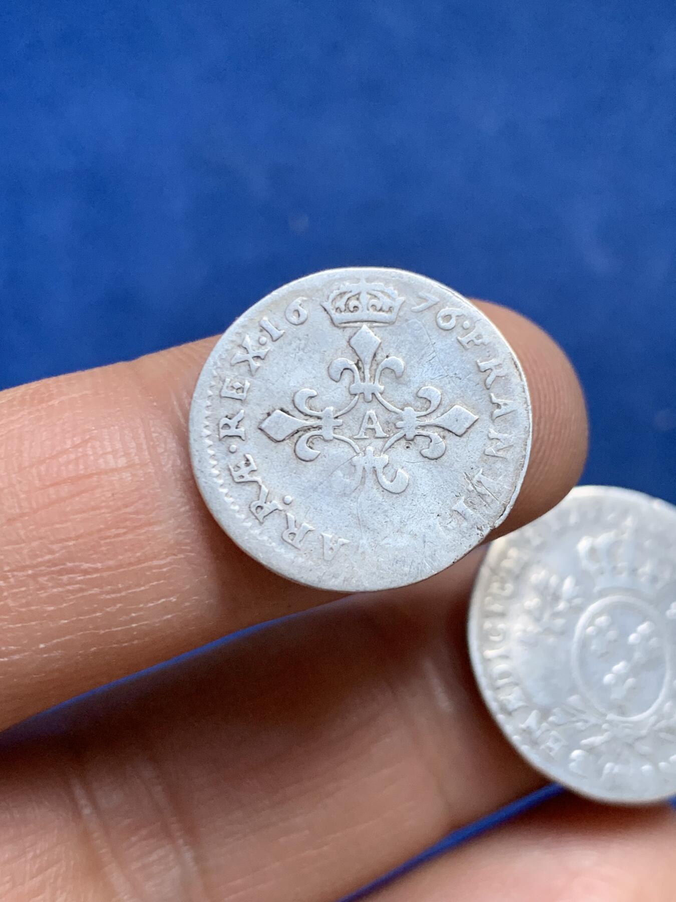 《竞宝斋》第453场 周日，周一 2场连拍 （全场包邮，欢迎送拍） 两枚一组 法国路易十四和路易十五小银币 总重约3.85克