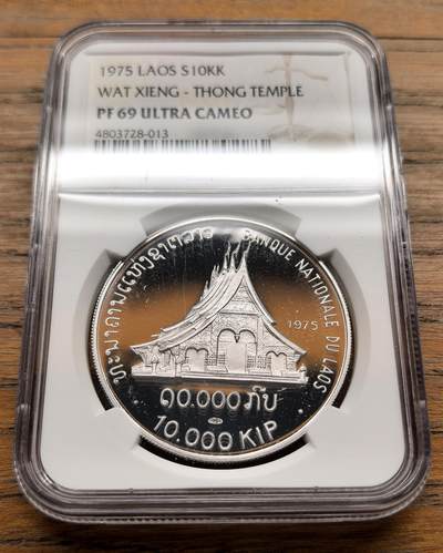 凡希社世界钱币微拍第三百十六期 - 1975老挝王国香通寺10000基普大银精铸NGC-PF69UC，香通寺是老挝琅勃拉邦最著名的寺庙，具有极高的历史、文化和建筑艺术价值，是老挝佛教文化的重要象征。