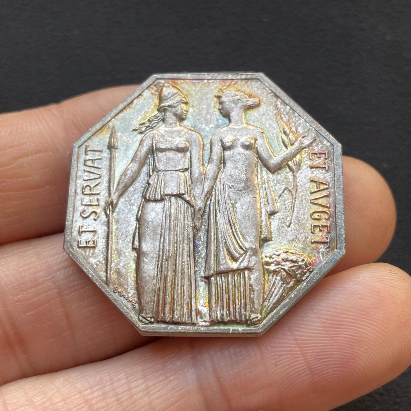 「木头集藏」章牌专场-第65场 法国证券经纪人八角银章，直径：32.4 mm，21.5 g，边铭：丰饶角 1 （950银），彩色氧化，品相很不错。