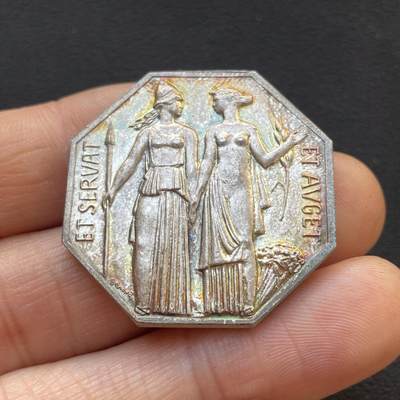 「木头集藏」章牌专场-第65场 - 法国证券经纪人八角银章，直径：32.4 mm，21.5 g，边铭：丰饶角 1 （950银），彩色氧化，品相很不错。
