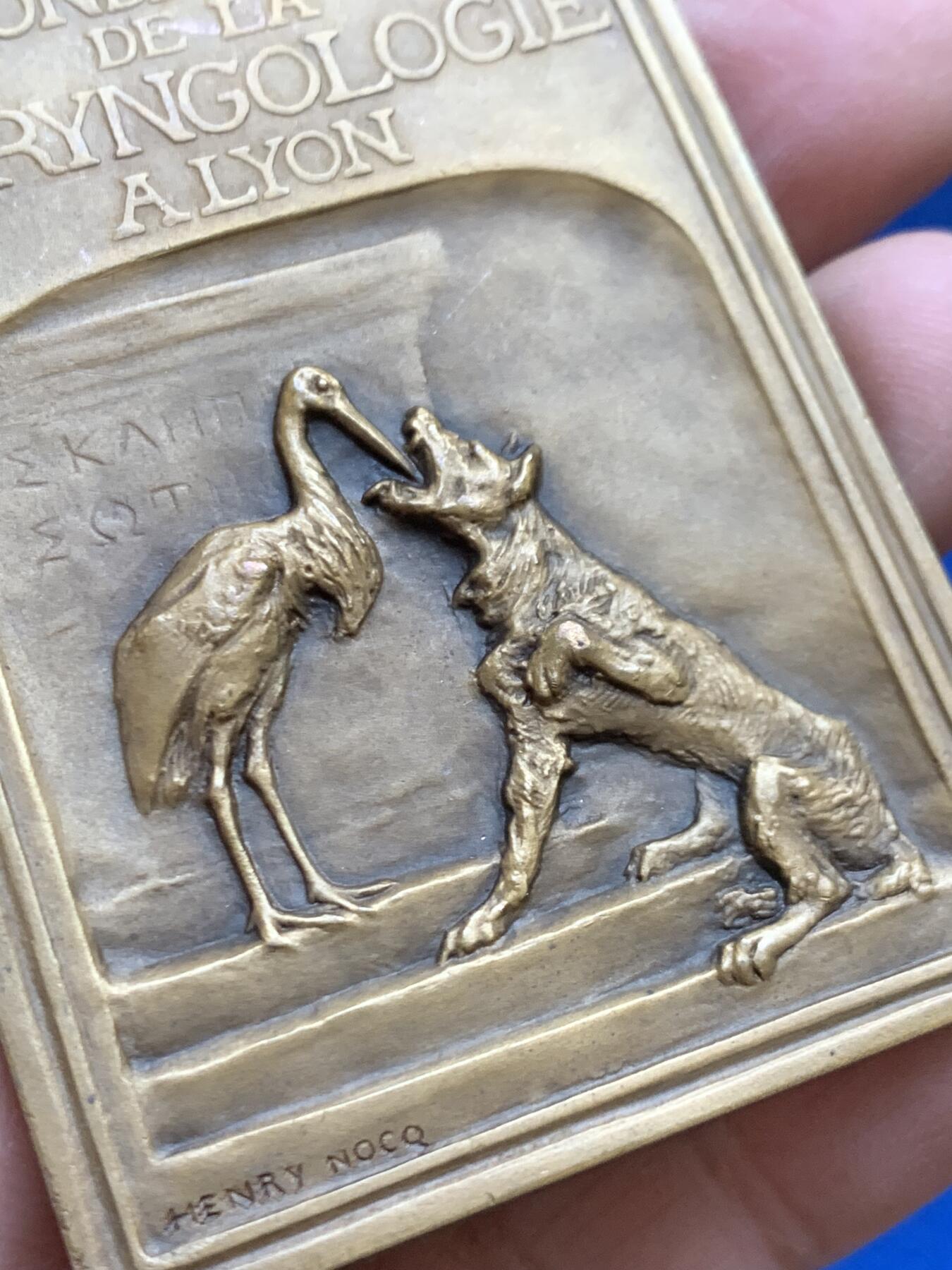 《竞宝斋》第453场 周日，周一 2场连拍 （全场包邮，欢迎送拍） 法国里昂医学界重要人物喉科奠基人之一让·加雷尔方型纪念大铜章 86.75克 48.5*68mm 三角铜标