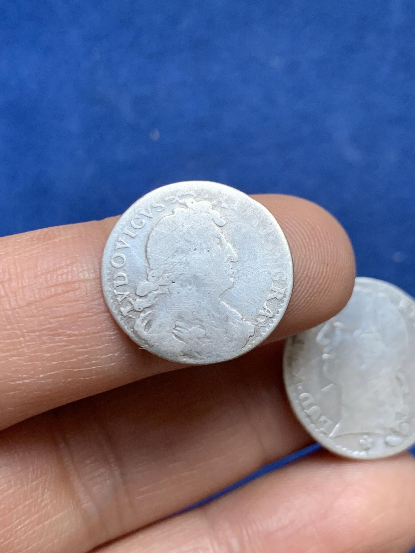 《竞宝斋》第453场 周日，周一 2场连拍 （全场包邮，欢迎送拍） 两枚一组 法国路易十四和路易十五小银币 总重约3.85克