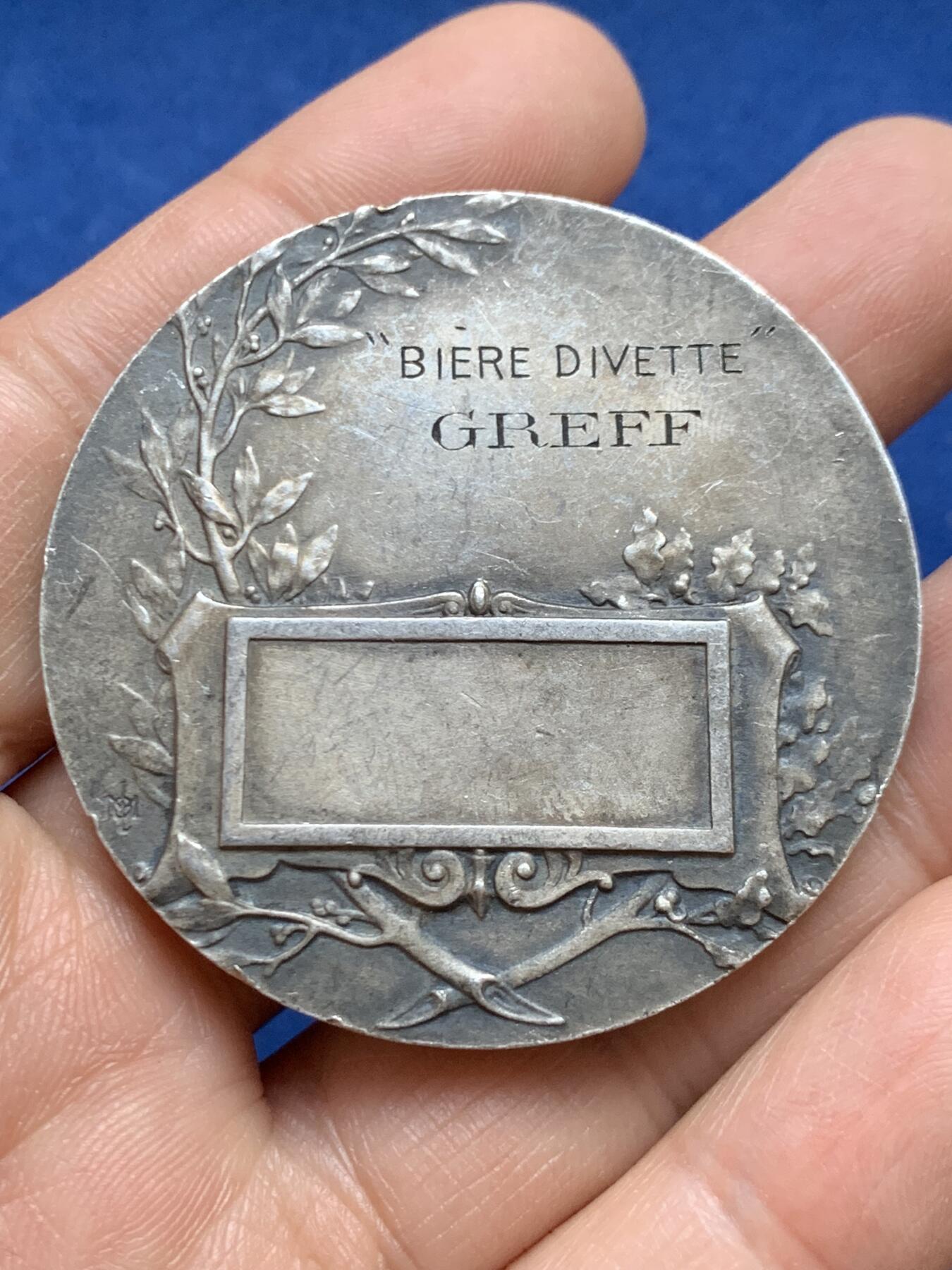 《竞宝斋》第453场 周日，周一 2场连拍 （全场包邮，欢迎送拍） 名家名作 法国垂钓协会纪念镀银铜章 53.55克 49mm 三角铜标