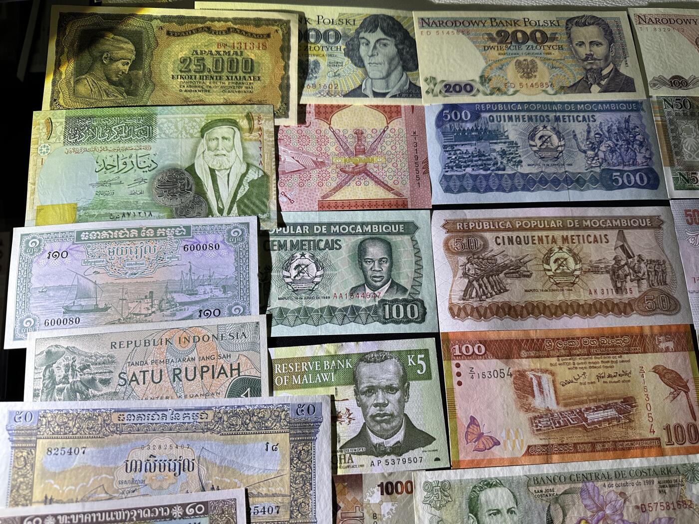 《外钞收藏家》第五百九十八期（2026年新年第一场）（本平台长期征集拍品、欢迎藏友们联系合作） 波兰、老挝、新加坡等纸币一起 几十张一起 大部份全新 有几张非全新