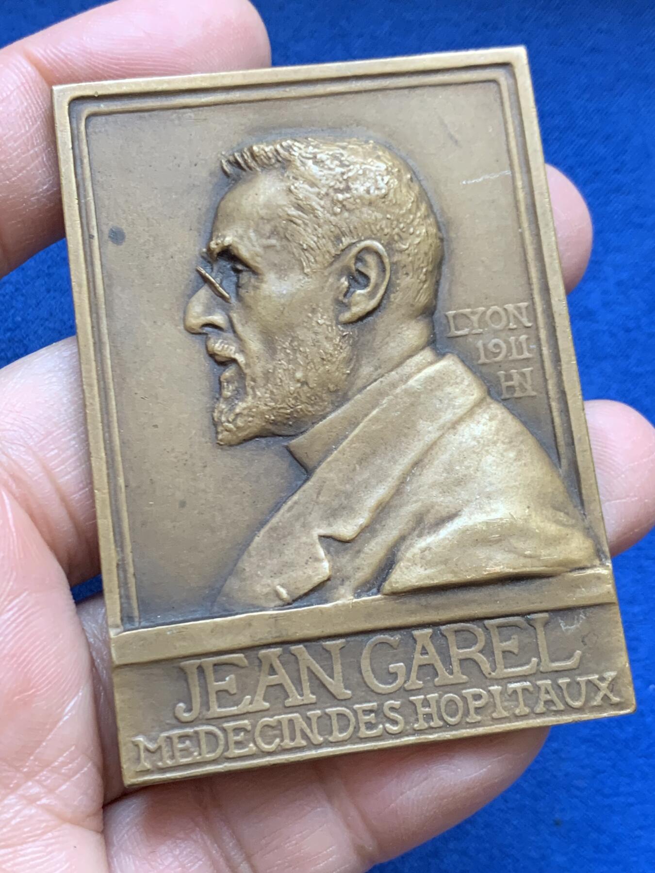 《竞宝斋》第453场 周日，周一 2场连拍 （全场包邮，欢迎送拍） 法国里昂医学界重要人物喉科奠基人之一让·加雷尔方型纪念大铜章 86.75克 48.5*68mm 三角铜标