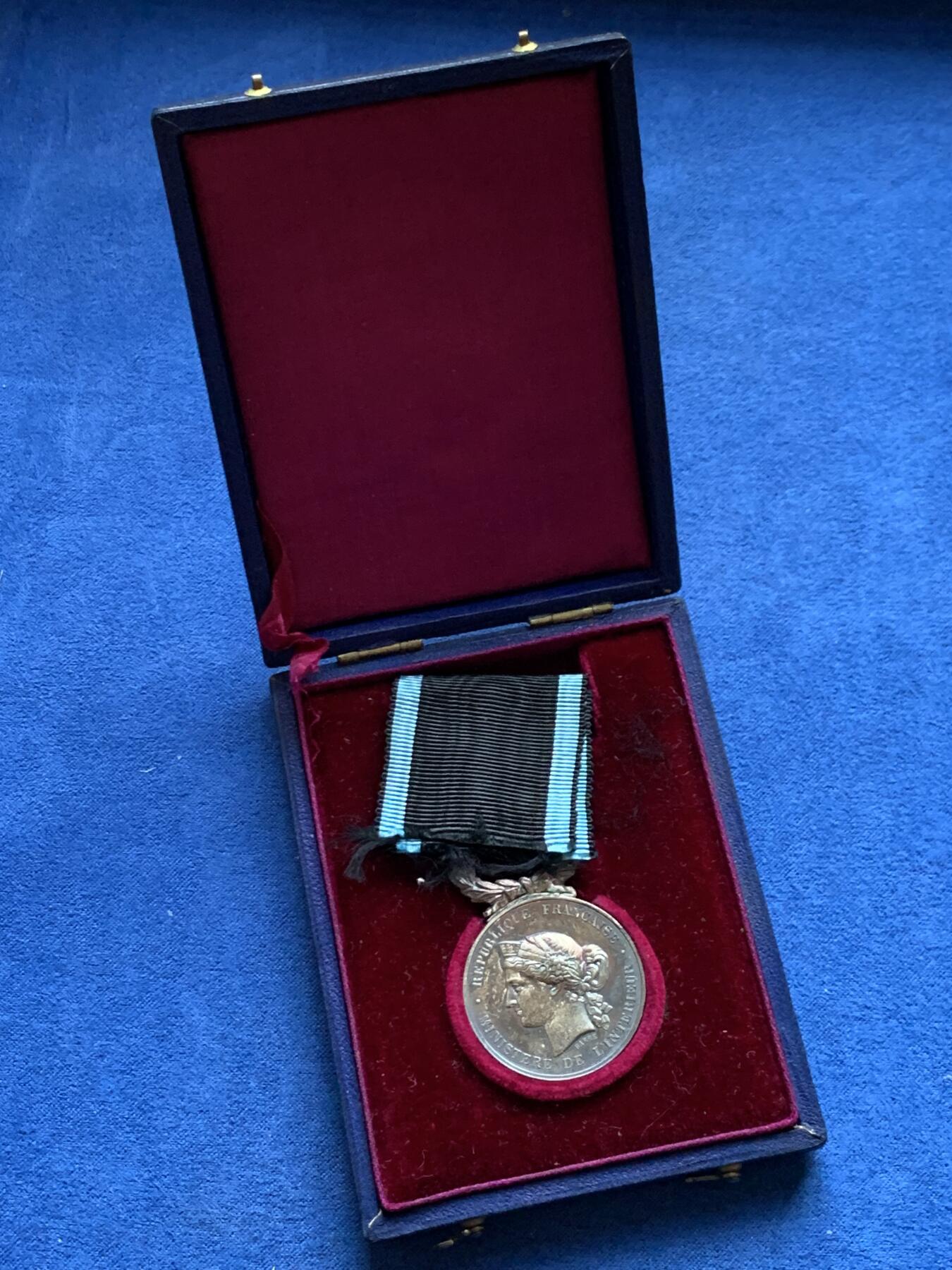 《竞宝斋》第453场 周日，周一 2场连拍 （全场包邮，欢迎送拍） 法兰西互助协会银质荣誉奖章 保存极好 总重约17.4克 丰饶角银标 带原盒