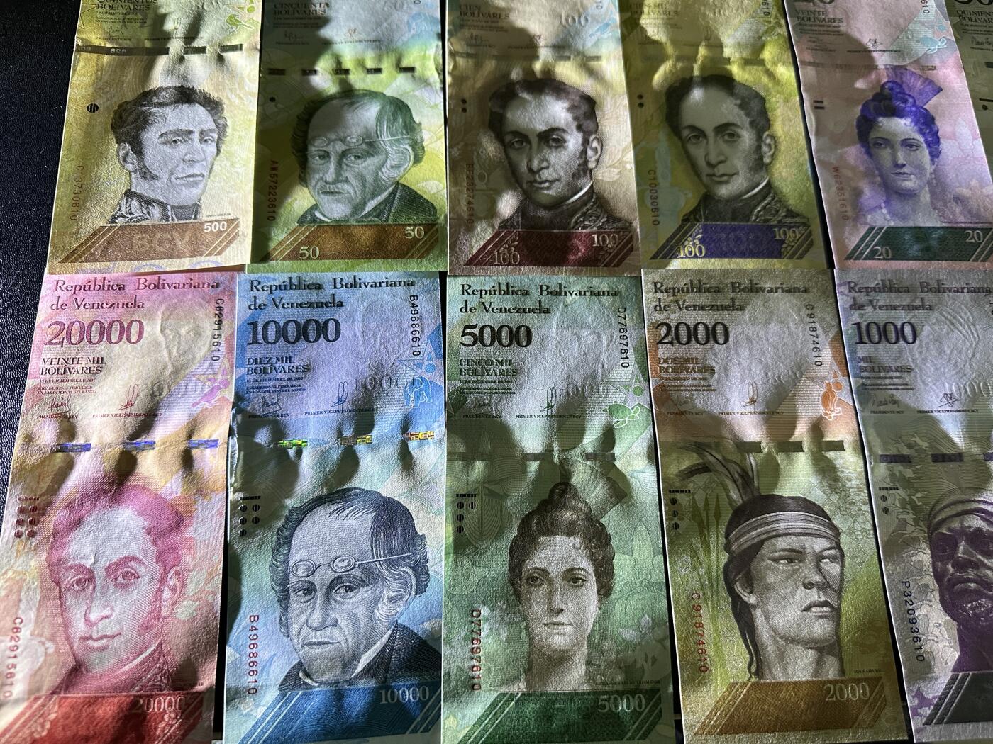 《外钞收藏家》第五百九十八期（2026年新年第一场）（本平台长期征集拍品、欢迎藏友们联系合作） 委内瑞拉玻利瓦尔几个版本纸币21张一起 全新UNC