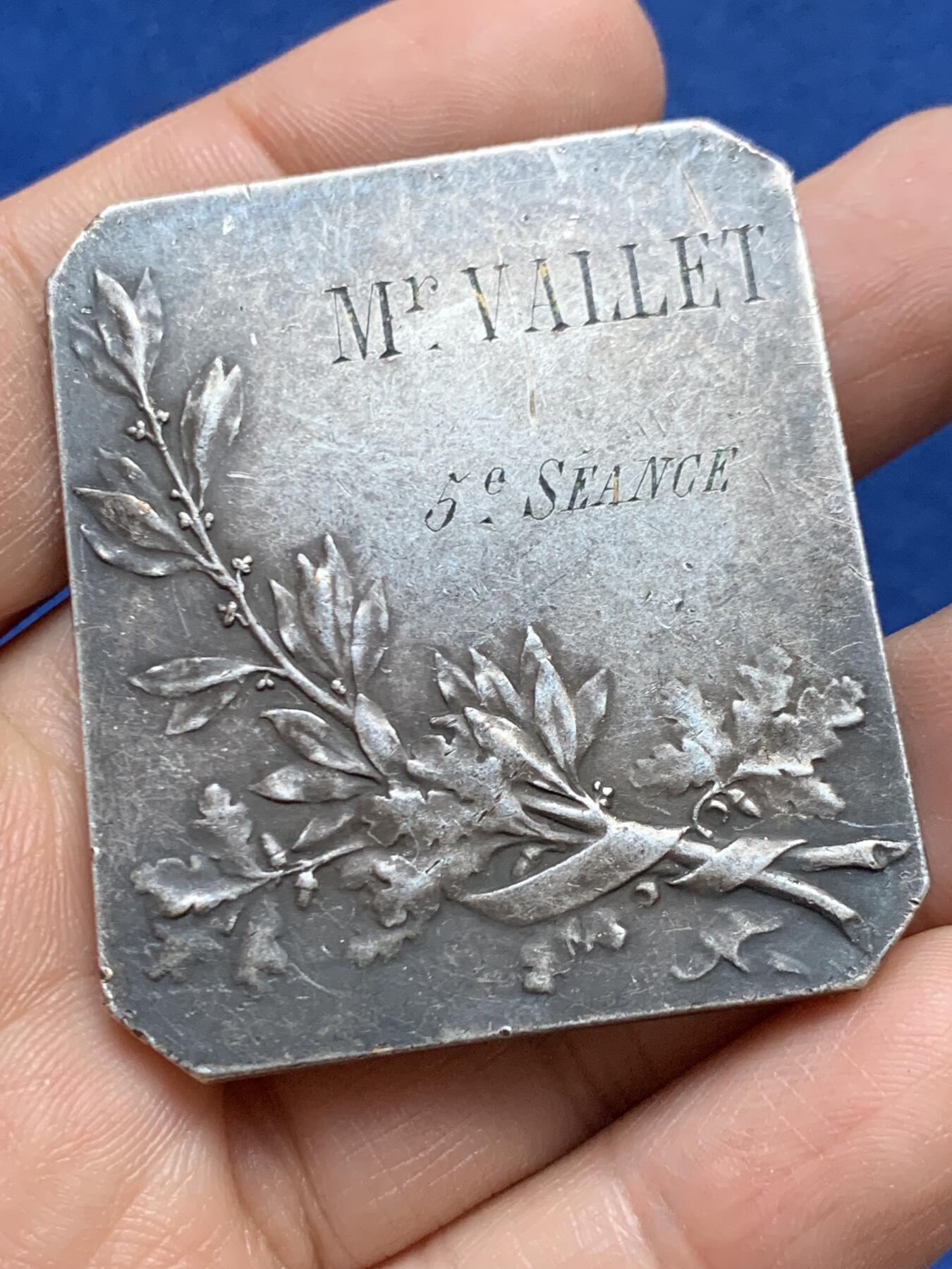 《竞宝斋》第453场 周日，周一 2场连拍 （全场包邮，欢迎送拍） 法国南希射击比赛镀银铜章 高浮雕 59.45克 43.5*50.3mm