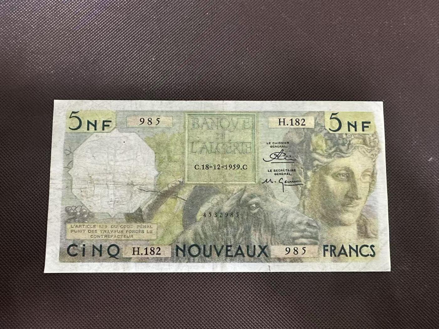 喜羊羊钱币收藏2025第11期(流通品相场) 	阿尔及利亚	P-118 1959年5新法郎		品相如图				H.182 985			