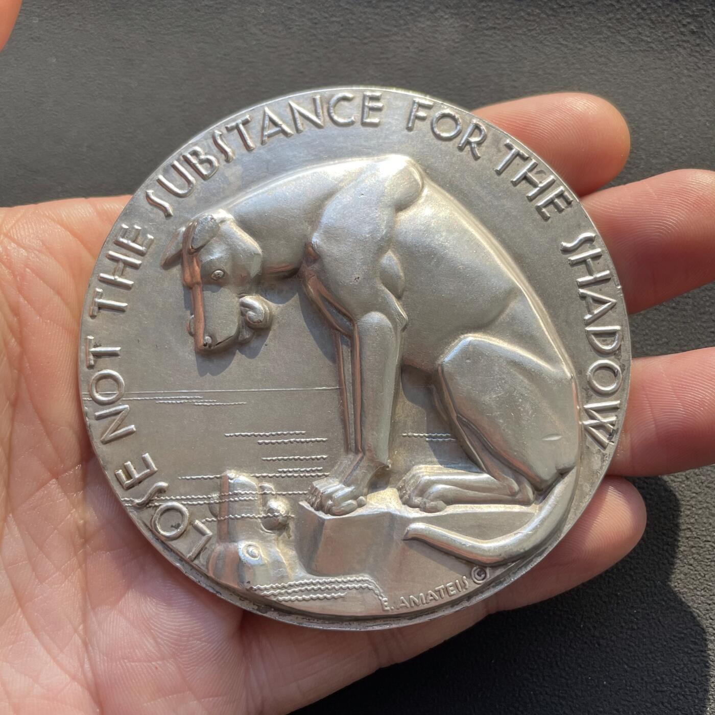 「木头集藏」章牌专场-第65场 1940年美国奖章协会《伊索寓言》大铜章，直径：73mm，230.8g，一面刻画伊索寓言《鸽子选鹰为王》，另一面《狗和影子》，少见铜章。