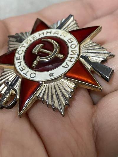 苏联勋章奖章1月5日晚上九点结束在麦稀奇 找不到的加我qq或者微信都是184277308备注苏章拍卖。最好加微信群每次都会通知还有提前可以一口价的 最近会持续拍卖一些东西。 苏联85版二级为国勋章 3813690  珐琅无磕碰 品相很好 挺特别的 刻号比较大 有下划线 比较少见